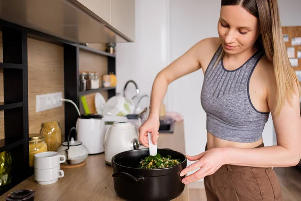 Женщина готовит на современной кухне — стоковое фото