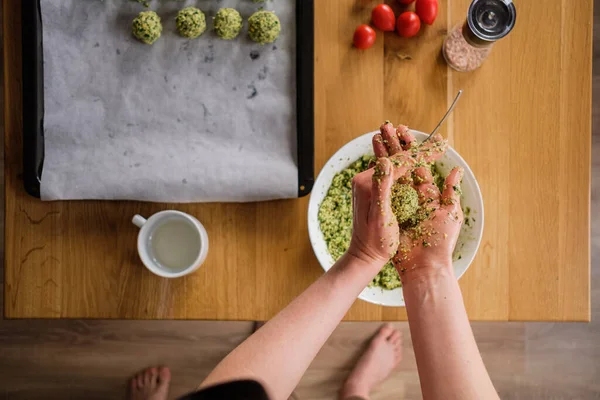 Hermosa mujer cocinando falafel en mesa de madera — Foto de Stock