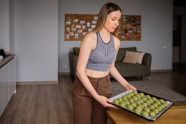 Piękna kobieta trzyma tacę z falafelami w rękach. — Zdjęcie stockowe