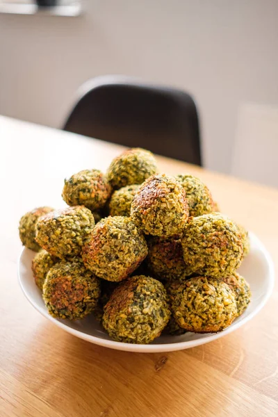 A plate of savory fresh falafel on wooden table — Stock Photo, Image