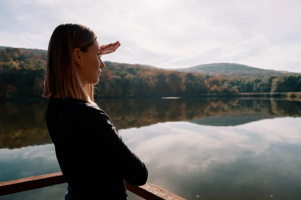 Hermosa mujer disfrutando de vista de paisaje —  Fotos de Stock