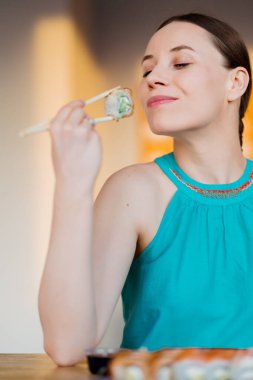 Suşinin tadını çıkaran genç bir kadın.