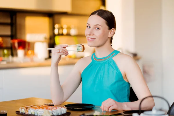 Jovem mulher saboreando seu sushi — Fotografia de Stock