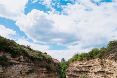 Uçurumların ve gökyüzünün harika manzarası