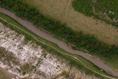 Doğadaki manzara nehrinin üst manzarası