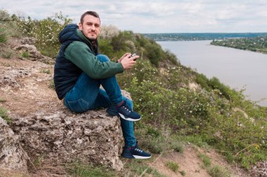 Doğada İHA kullanan genç bir adam