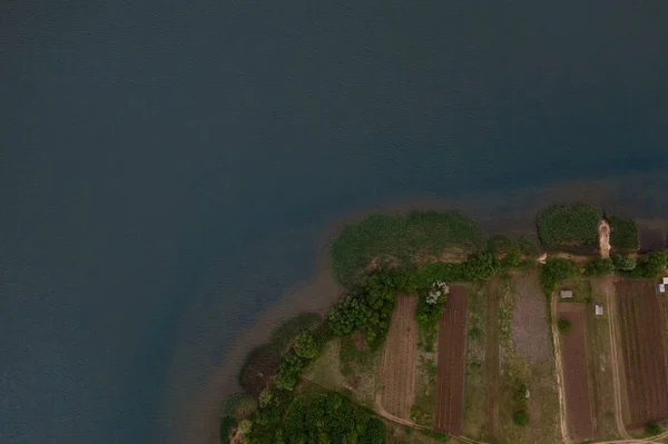 Blick von oben auf malerisches landwirtschaftliches Land umgeben von Wasser — Stockfoto