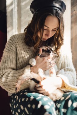 Kedi patilerini uzatan güzel bir kadın