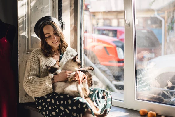 Портрет женщины со сиамскими кошками — стоковое фото
