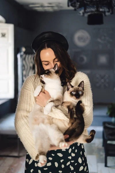 Portrait woman with Siamese cats — Stock Photo, Image