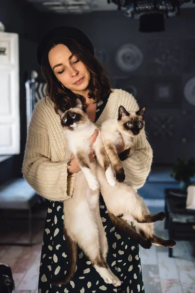 샴 고양이와 함께 있는 인물상 여인 — 스톡 사진