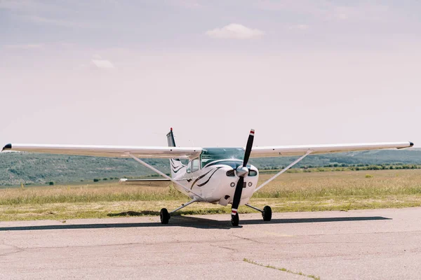 Pequeño Avión Deportivo Hélice Campo Espera Para Despegar Con Cielo — Foto de Stock