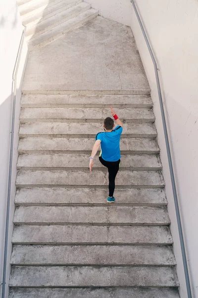Молодой человек практикует интервал тренировки на лестнице — стоковое фото