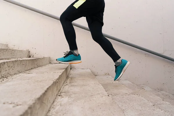 Joven hombre piernas haciendo intervalo entrenamiento en escaleras — Foto de Stock