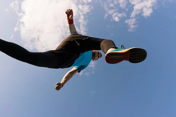 Deportista corre y salta al cielo — Foto de Stock