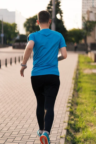 Atrakcyjny sprawny mężczyzna biegający po mieście — Zdjęcie stockowe