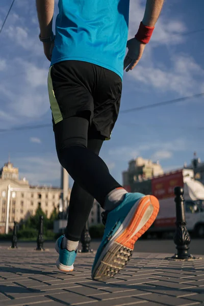 Fit man running legs in the city — Stock Photo, Image