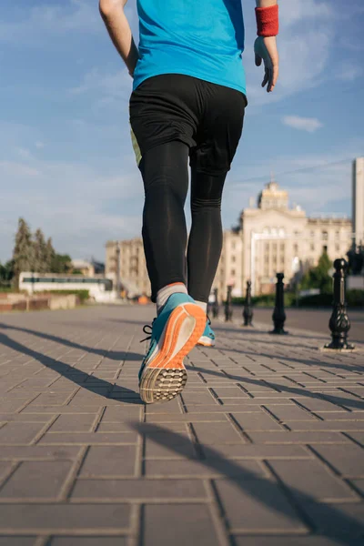 Fit man running legs in the city — Stock fotografie