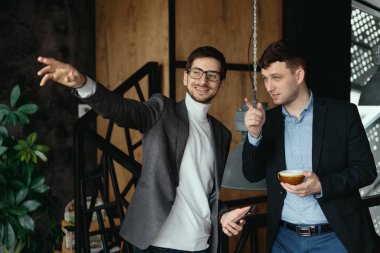 İş adamı sohbeti, pencereyi işaret etmek.