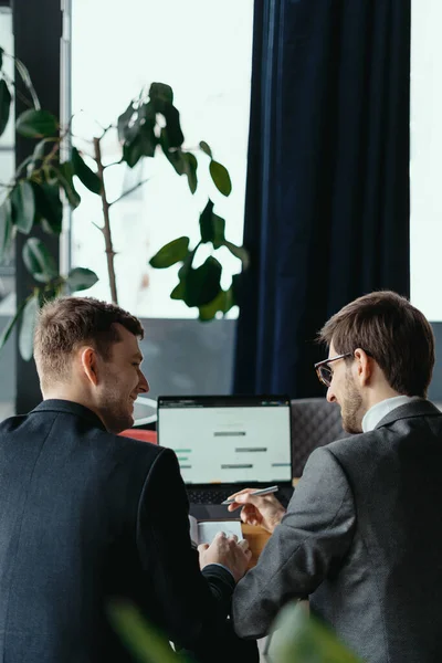 Twee jonge zakenlieden bespreken een gemeenschappelijk onderwerp — Stockfoto