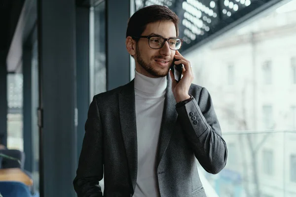 Akıllı telefondan konuşan başarılı bir iş adamı portresi — Stok fotoğraf