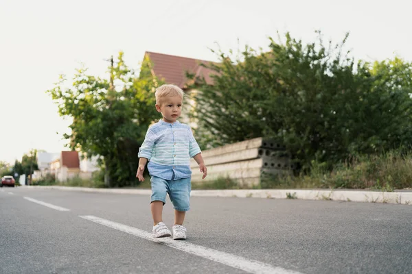 Niño pequeño caminando en el camino —  Fotos de Stock