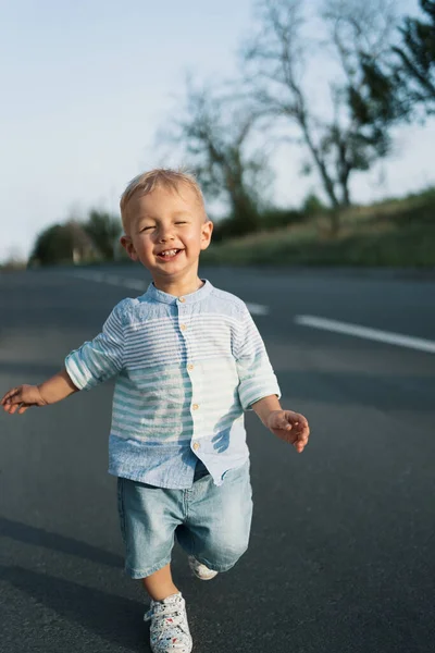Niño pequeño caminando en el camino — Foto de Stock