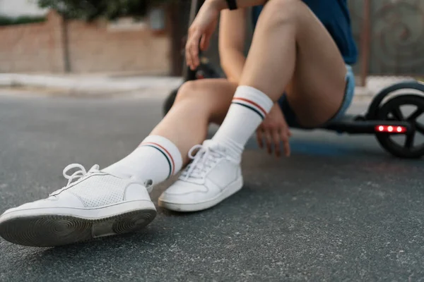 Millennial mulher montando uma scooter elétrica na rua — Fotografia de Stock