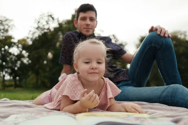 Moments père et fille passer du temps dans la nature — Photo