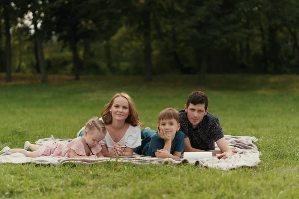 Красивая семья проводит время вместе на открытом воздухе — стоковое фото