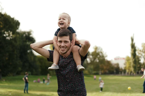 Moments père et fille passer du temps dans la nature — Photo