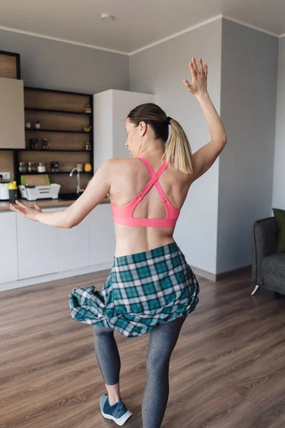 Femme joyeuse dansant au milieu de la cuisine s'amuser et la vie — Photo