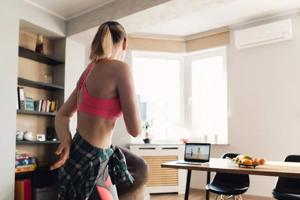 Donna che balla a casa dopo video lezioni su laptop — Foto Stock