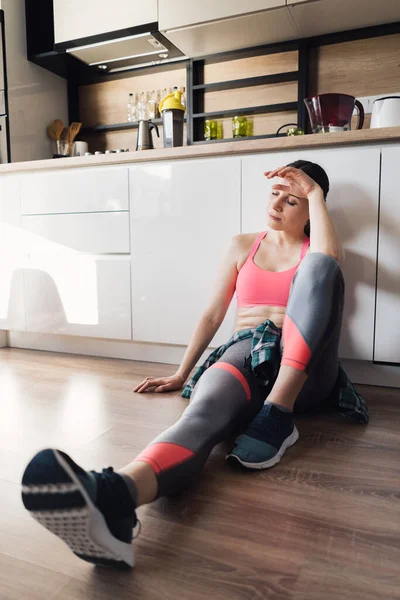 Retrato mulher esportiva descansando após o treino em casa — Fotografia de Stock