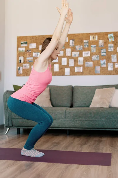 Mujer caucásica practicando yoga en casa — Foto de Stock