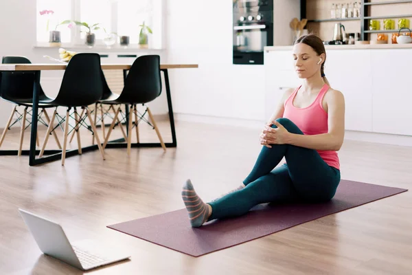 Femme blanche pratiquant le yoga à la maison — Photo