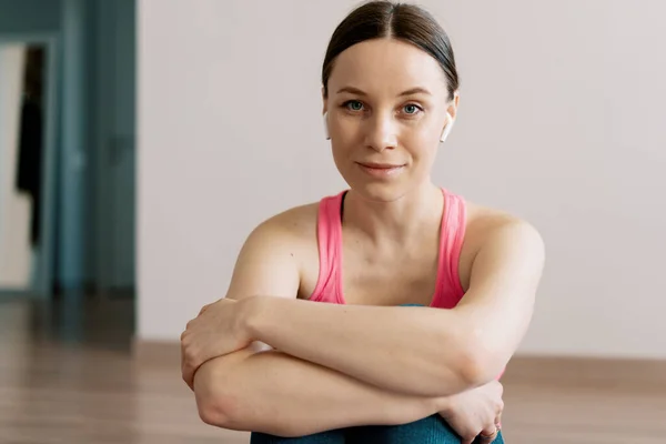 Portret białej kobiety ćwiczącej jogę w domu — Zdjęcie stockowe