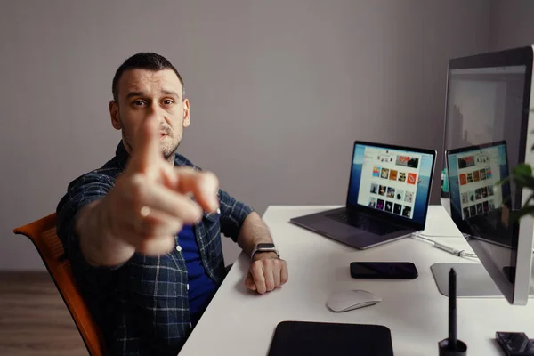 Homem apontando dedo para a câmera no escritório em casa — Fotografia de Stock
