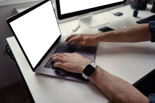 Mãos de homem trabalhando no laptop com tela branca em casa — Fotografia de Stock