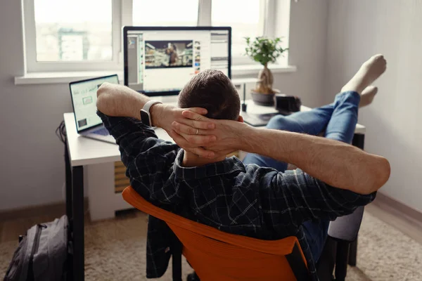 Modern man in home office relaxing with legs on the table — Stock Photo, Image