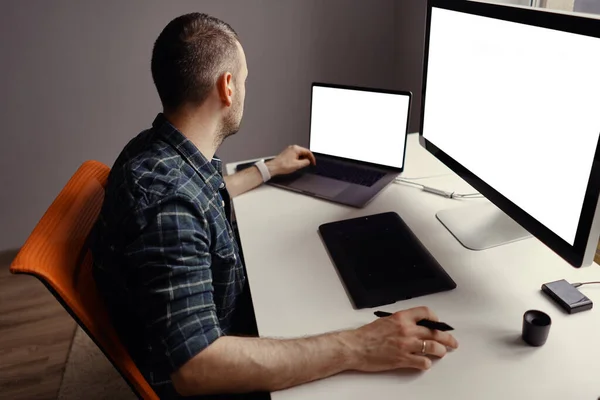 Jeune homme travaillant avec écran de stylo interactif et ordinateur — Photo
