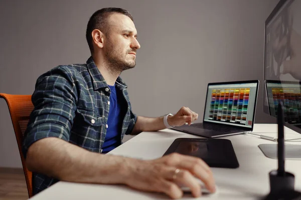 Homem moderno trabalhando remotamente em um computador de home office — Fotografia de Stock