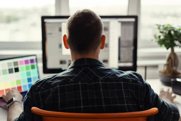 Uomo moderno che lavora a distanza su un computer da casa ufficio — Foto Stock