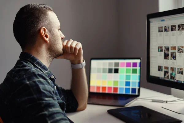 Homem moderno trabalhando remotamente em um computador de home office — Fotografia de Stock