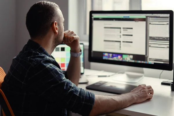 Homme moderne travaillant à distance sur un ordinateur à partir du bureau à domicile — Photo