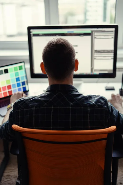 Moderne man werkt op afstand op een computer van thuis uit — Stockfoto