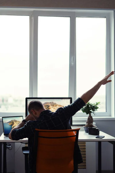 Siegreicher Mann feiert seinen Erfolg an seinem Arbeitsplatz — Stockfoto