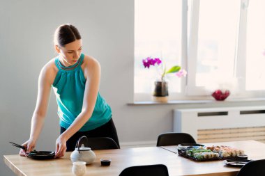 Güzel kadın arkadaşları için suşi partisi hazırlıyor.