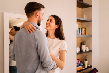 Gülümseyen çift portresini kapat.