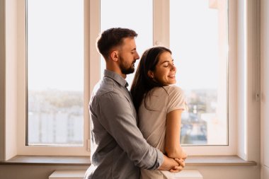 Sevimli çift birlikte gülerek vakit geçiriyor.